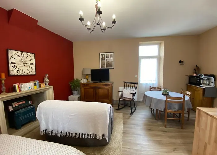 Logis Les Roses * Bourbon-lʼArchambault